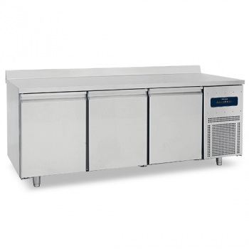 Bäckereitiefkühltisch 3-türig 600x400 mm Edelstahlarbeitsplatte mit Aufkantung 10-22 °C WiFi - Tiefkühltisch für Bäckerei mit Edelstahlarbeitsplatte und WiFi-Funktion, 3 Türen, 600x400 mm, Temperaturbereich 10-22 °C